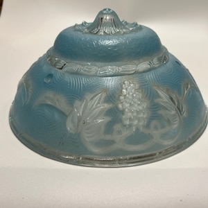 Paralume anni &#39;40 trasparente e blu satinato con uva e fiore centrale, 3 fori, larghezza 25,4 cm