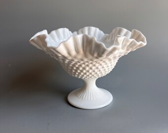 フェントン ミルクガラス コンポート ホブネイル台座とフリル