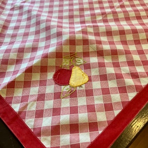 Vintage Tischdecke Rot und Weiß Karo mit Applikationen Obst 33" Quadrat Klein Kartentisch Größe