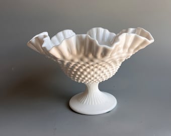 Fenton Milk Glass Compote Hobnail Pedestal i falbaniasta krawędź