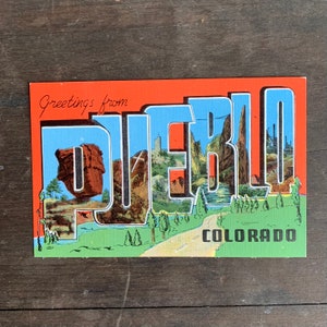 Carte postale en lin Grande lettre Salutations de Pueblo Colorado Carte postale non utilisée des années 1940