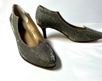 Chaussures de créateur Vaneli di notto des années 1950 avec talon chaton en tissu argenté brillant, taille 5 1/2 m
