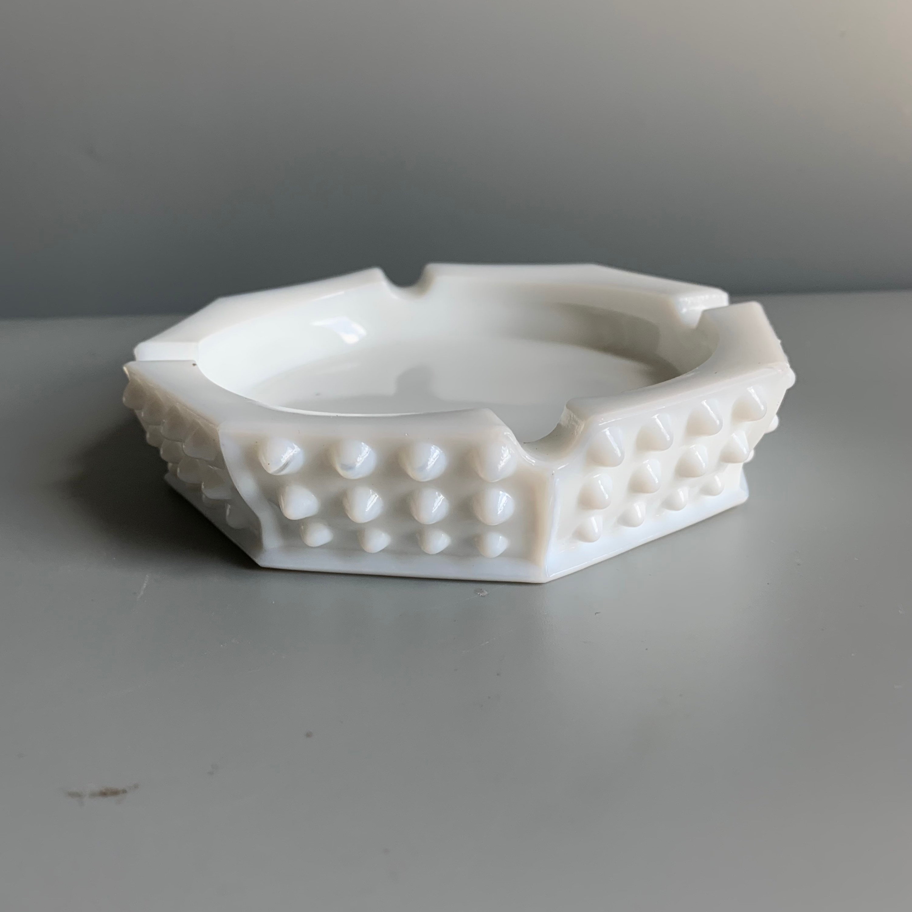 Milk Glass ashtrays on stand munimoro.gob.pe