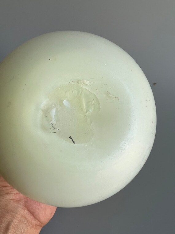 ビクトリア朝のローズボウル 黄色から白のケース入りガラス 縁がつま