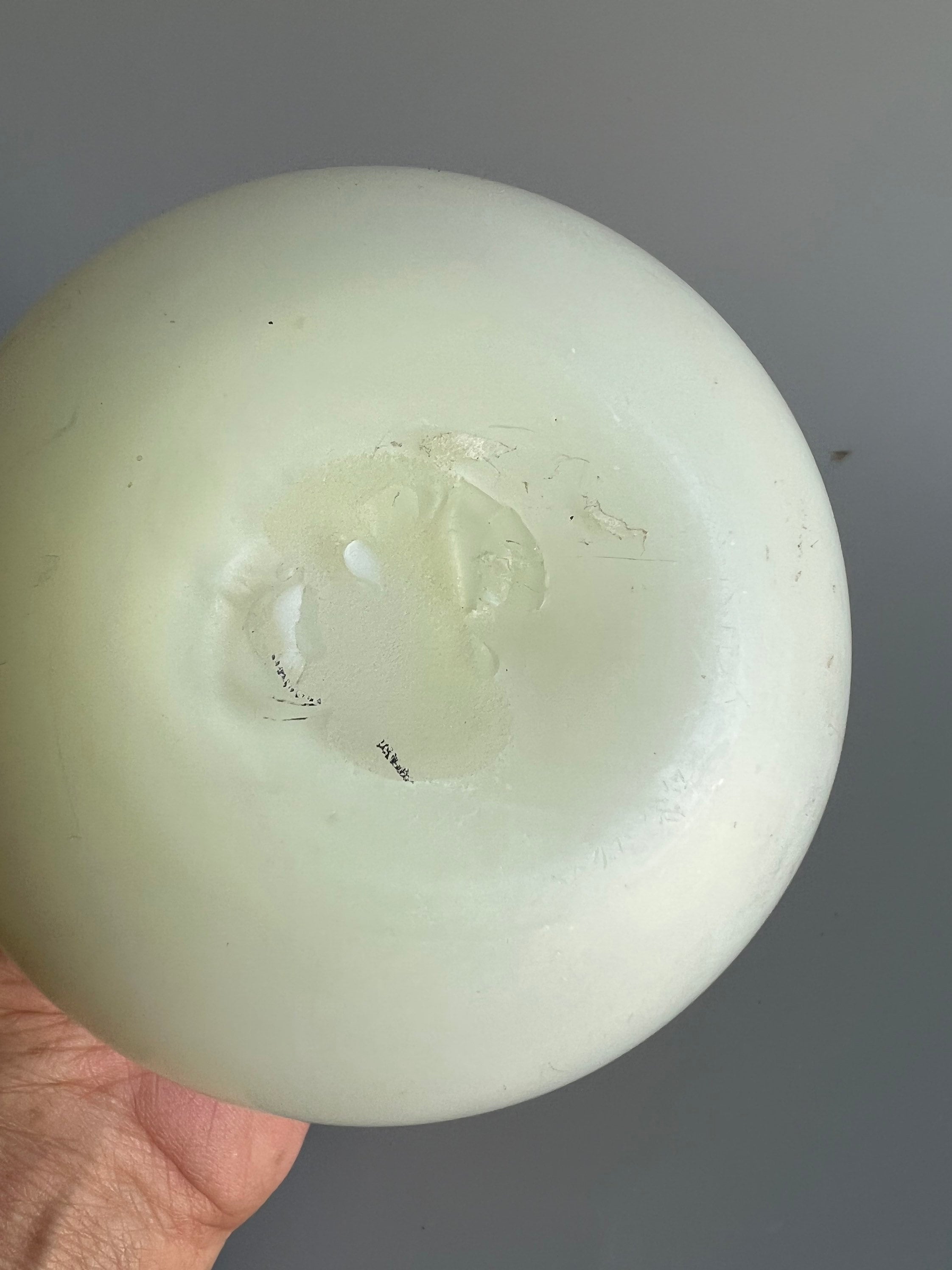 ビクトリア朝のローズボウル 黄色から白のケース入りガラス 縁がつま
