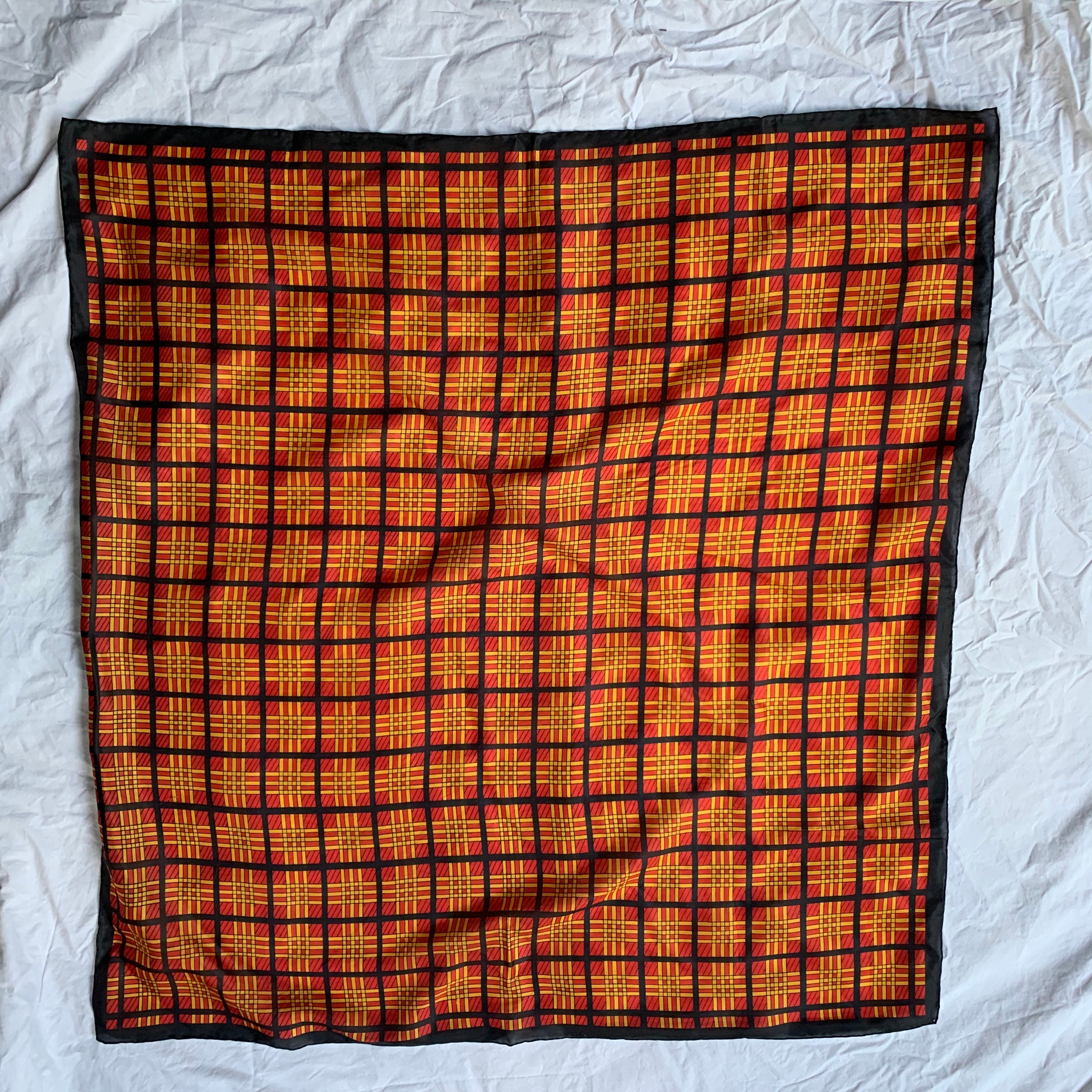 シルクスカーフ ゴールド ブラック＆レッド 幾何学模様 30 x 32 - Etsy