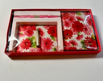 Coffret cadeau d'accessoires de bureau vintage jamais utilisé Carnet d'adresses floral rose fuchsia et blanc et stylo par Crest