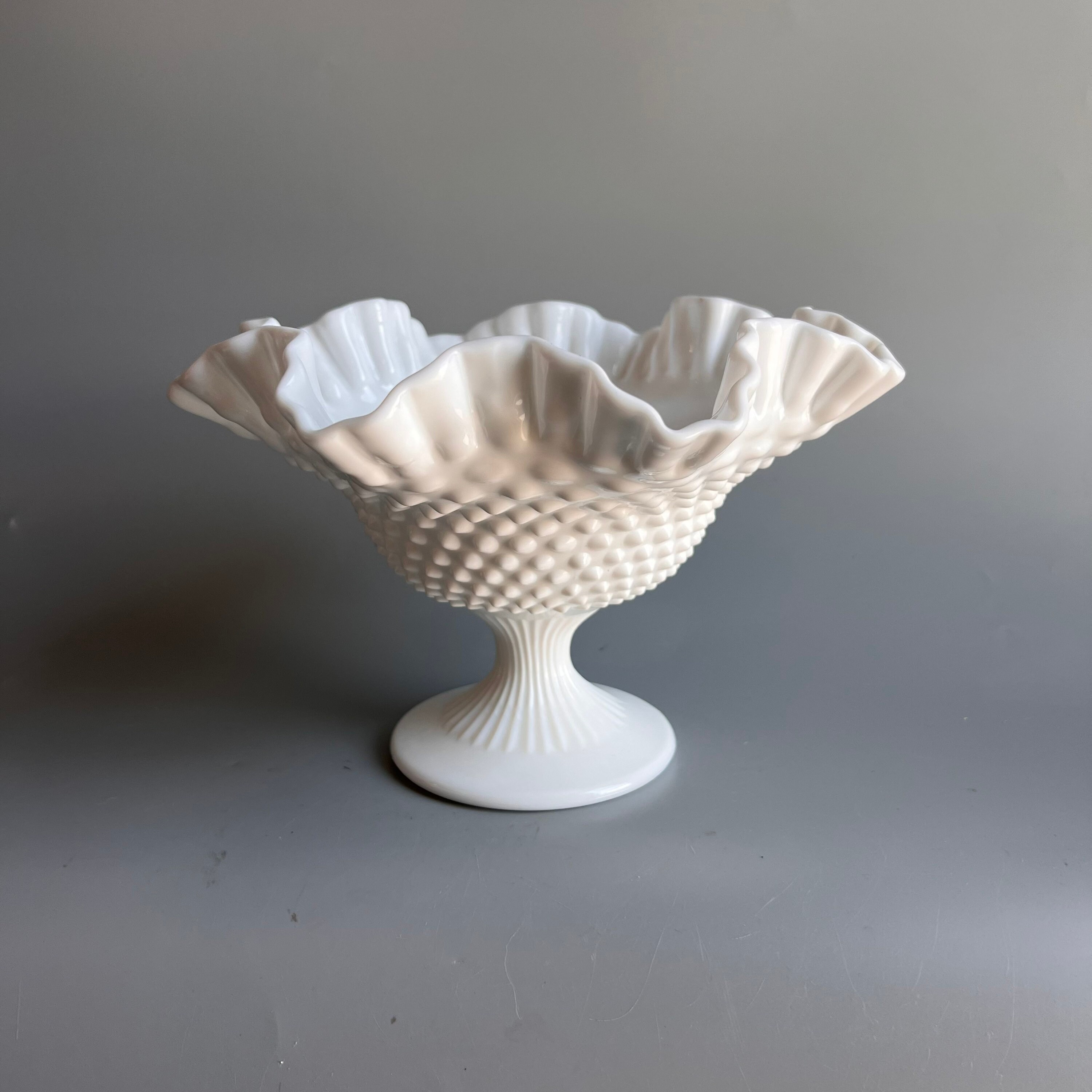 フェントン ミルクガラス コンポート ホブネイル台座とフリル