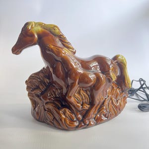 1950er Jahre Pferdelampe Stute und Fohlen galoppierende Keramik TV-Lampe von Phil-mar