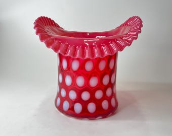 フェントン クランベリー コインドット花瓶：ピンク＆ホワイトのフリル