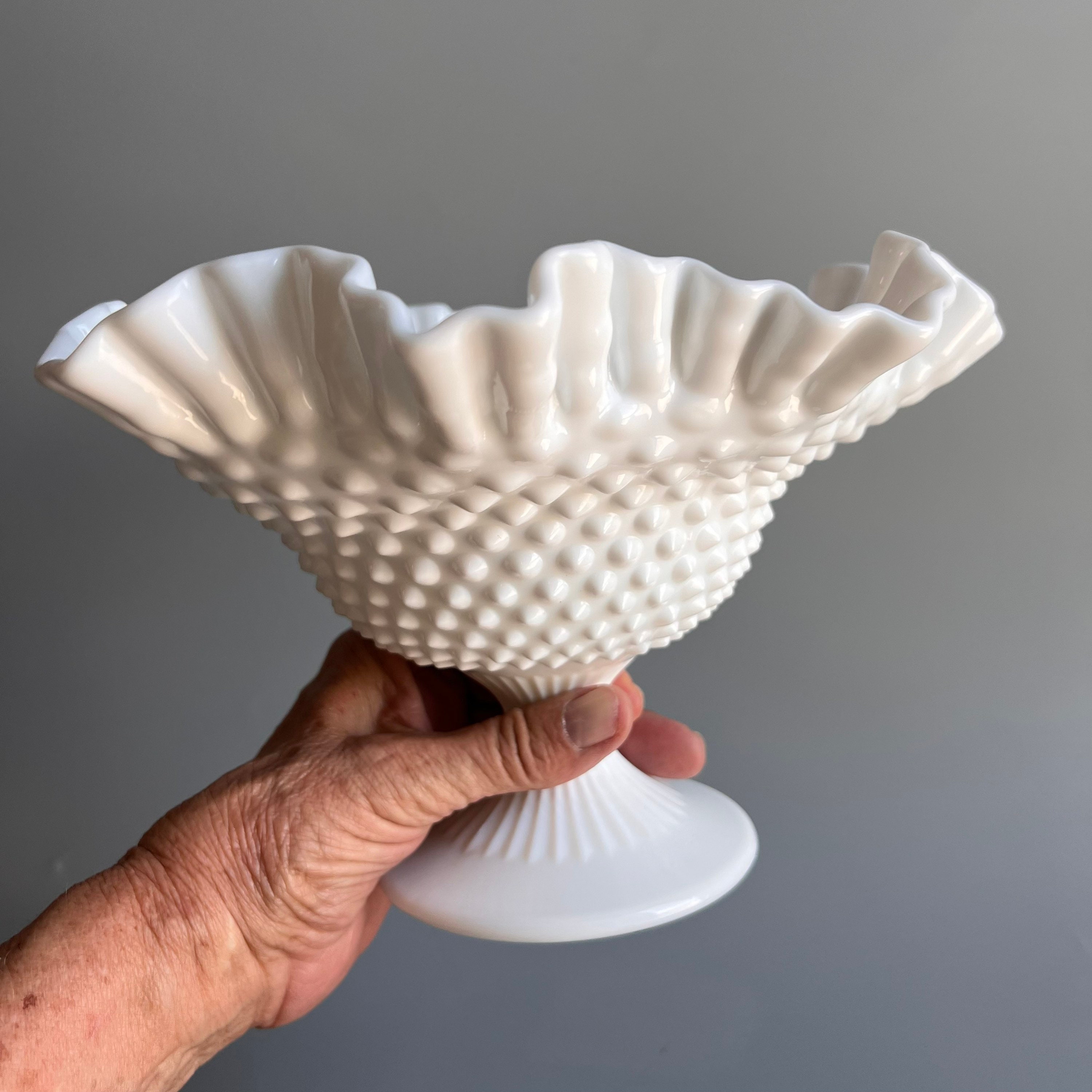 フェントン ミルクガラス コンポート ホブネイル台座とフリル