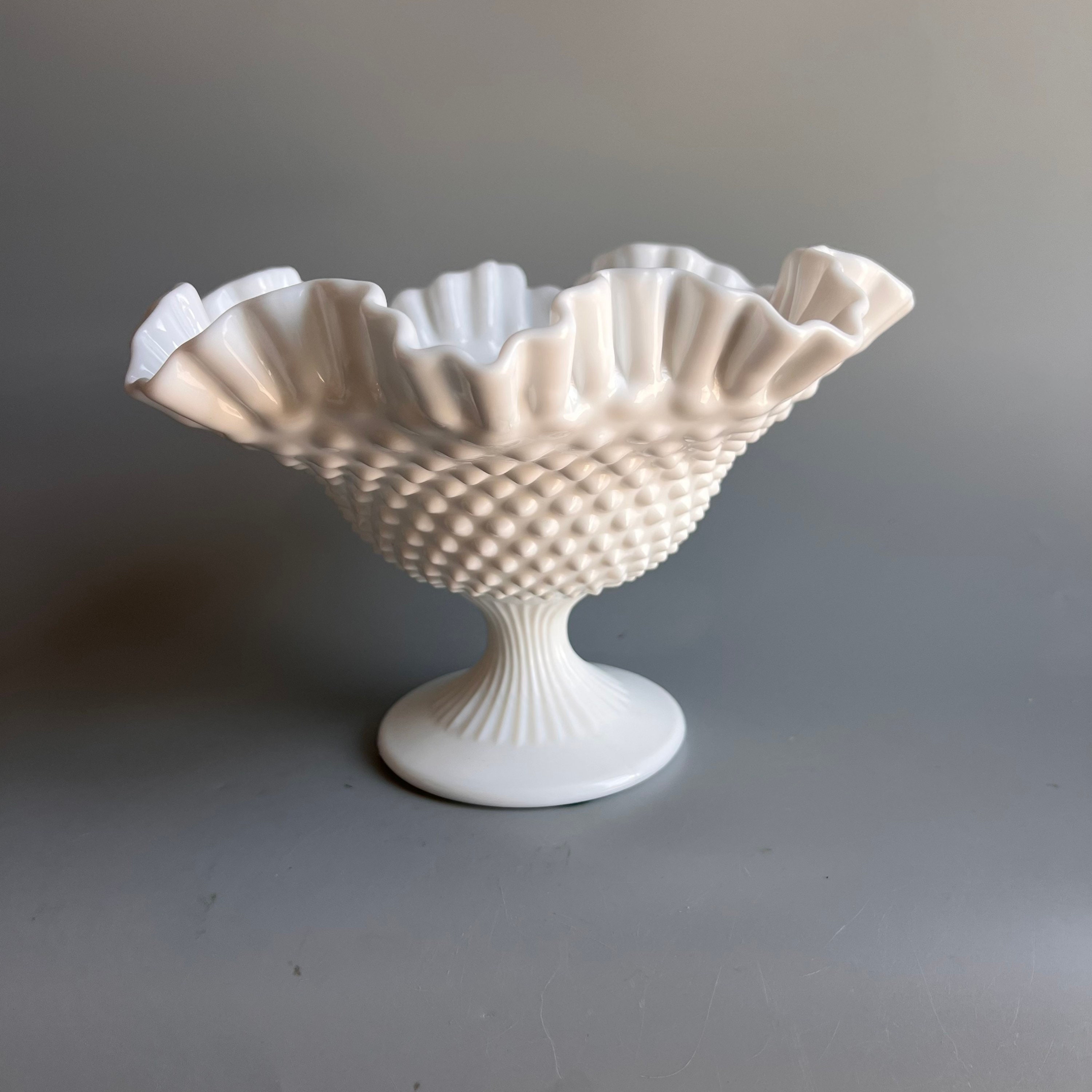 フェントン ミルクガラス コンポート ホブネイル台座とフリル