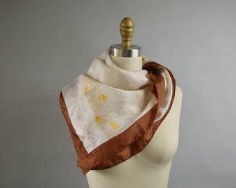 Gebloemde zijden sjaal: bruine rand, gele bloemen, 29 inch (vierkant)