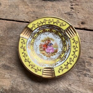 Fragonard Porzellan Aschenbecher: Handgemaltes viktorianisches Liebespaar mit Goldakzent (10,5 cm)