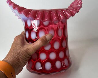 フェントン クランベリー コインドット花瓶：ピンク＆ホワイトのフリル