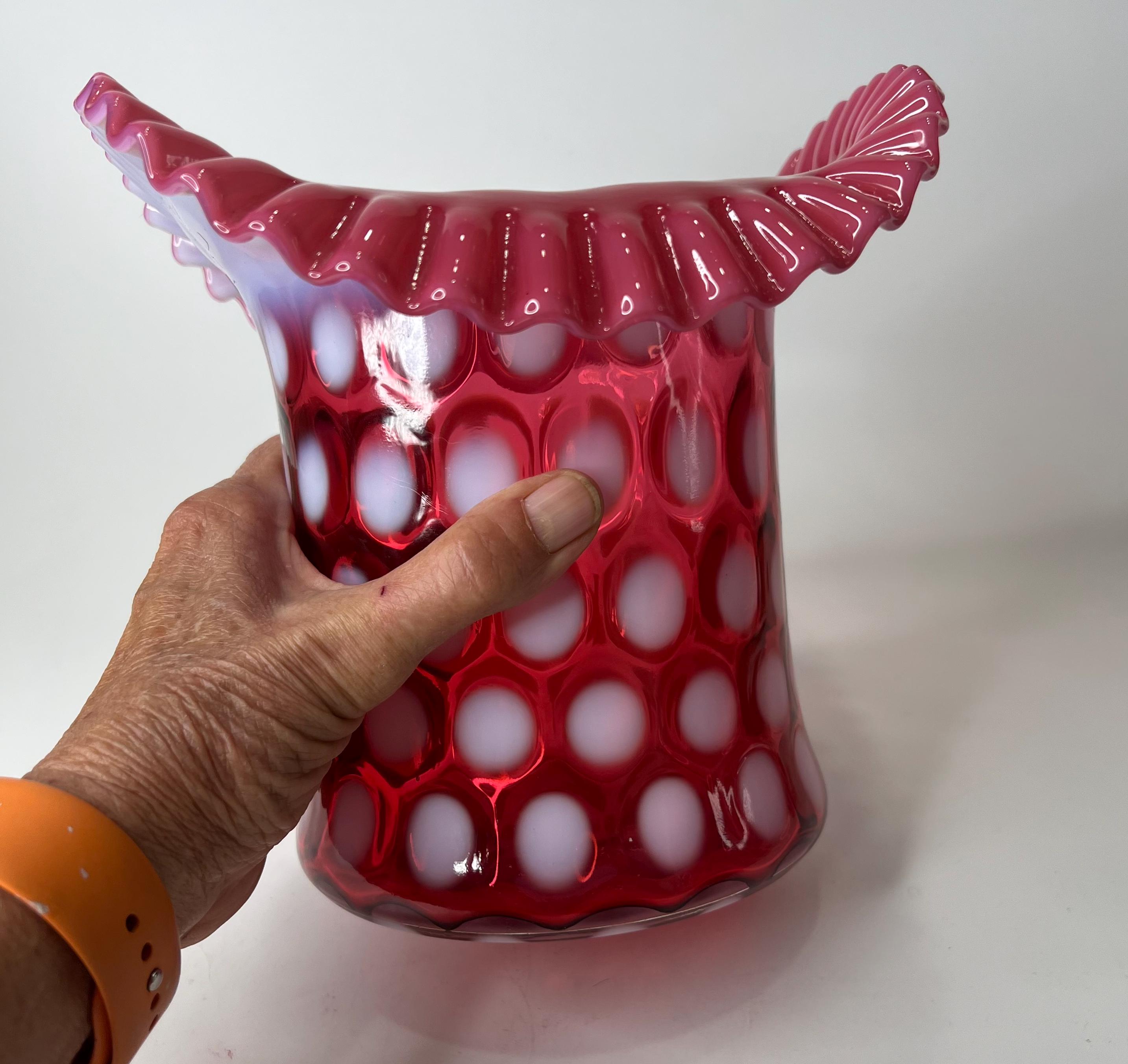 フェントン クランベリー コインドット花瓶：ピンク＆ホワイトのフリル