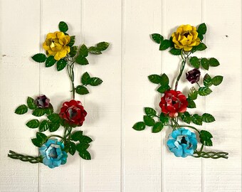 Paire de fleurs suspendues vintage italiennes de style toleware, fleurs en métal peint jaune et vert, rouge et bleu