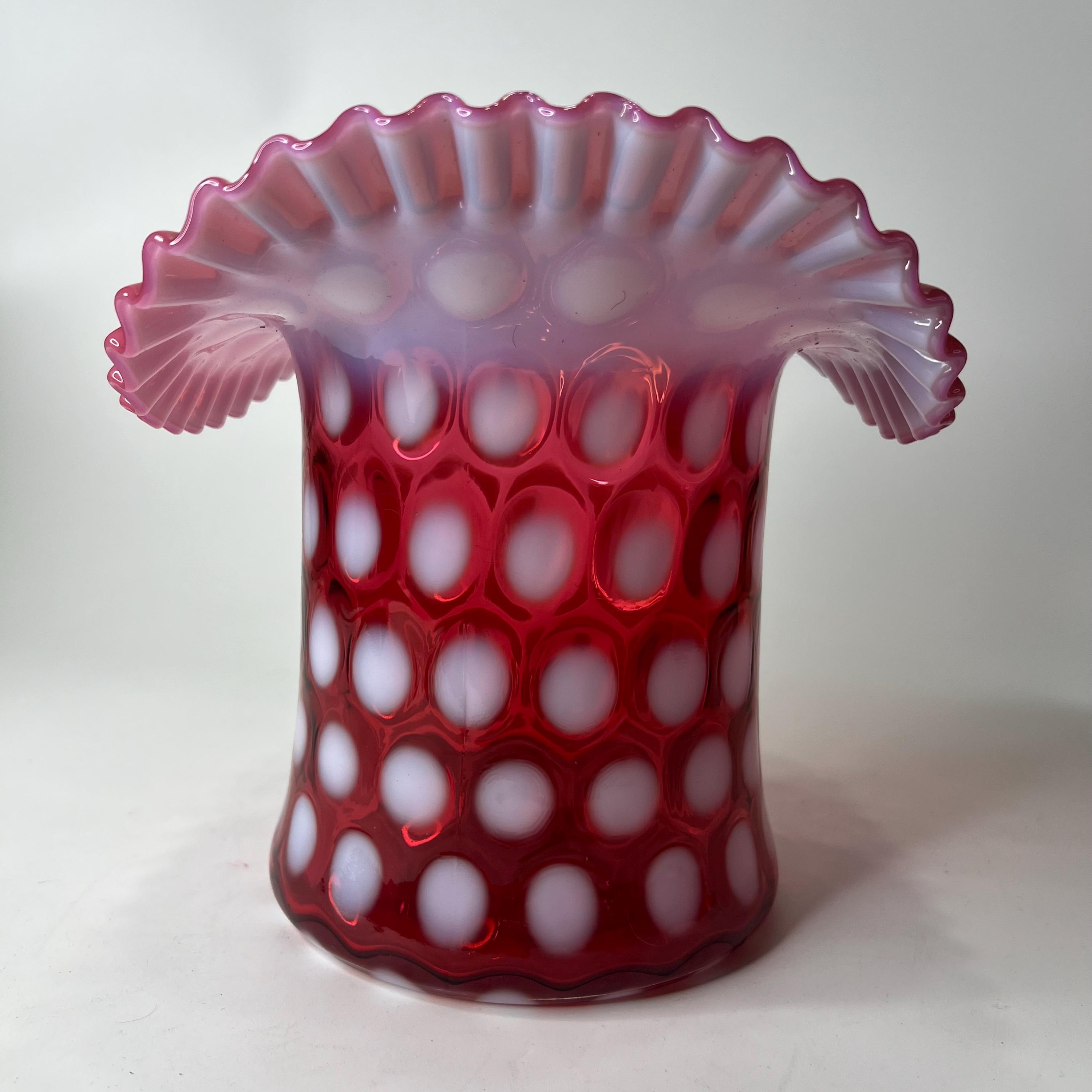 フェントン クランベリー コインドット花瓶：ピンク＆ホワイトのフリル