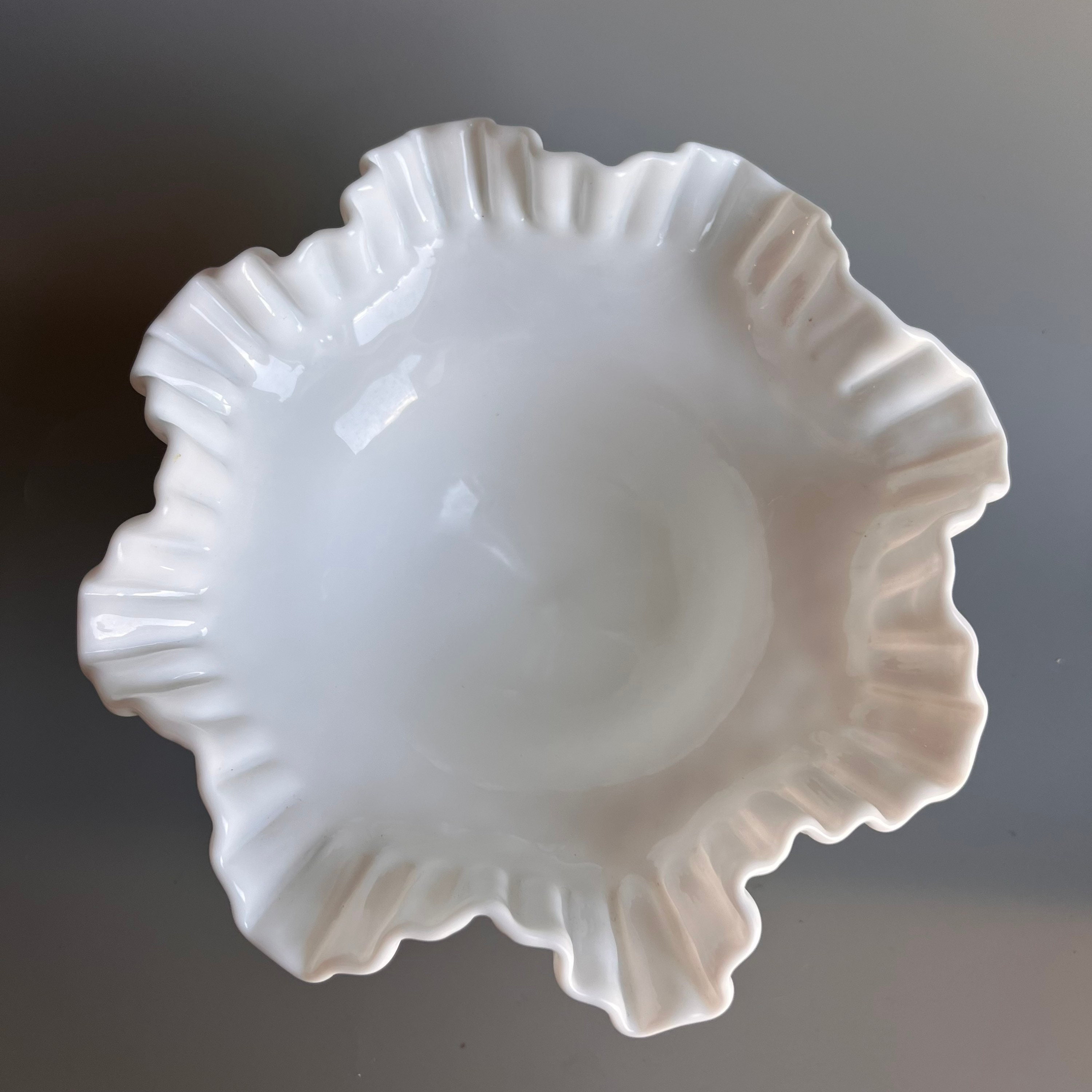 フェントン ミルクガラス コンポート ホブネイル台座とフリル