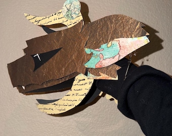 Marioneta de dragón de papel con temática de mapa dorado