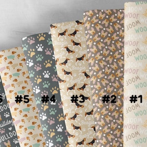 Puede incluir: Una colección de seis rollos de tela con varios diseños temáticos de perros. Los diseños incluyen huellas de patas, bulldogs, beagles y la palabra "WOOF". Cada rollo está etiquetado con un número del #1 al #6.