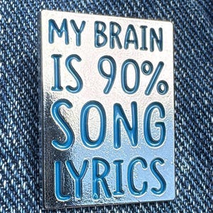 Pin con letras de canciones "Mi cerebro es 90%" / Insignias de pin de música / Regalos para fanáticos de la música / Regalos para músicos y estudiantes de música / Insignia "Amo la música"