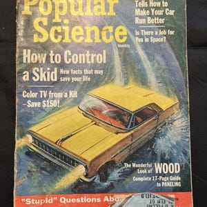 Może przedstawiać: Zabytkowy numer magazynu Popular Science z marca 1964 roku. Na okładce żółty samochód jadący przez wodę z nagłówkiem „How to Control a Skid”. Inne artykuły to „Color TV from a Kit” i „Smokey Yunick Tells How to Make Your Car Run Better”.