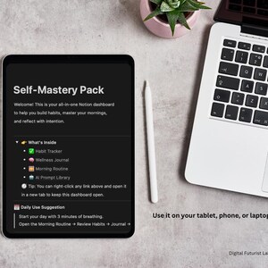 Può includere: Un tablet nero che mostra la dashboard Notion "Self-Mastery Pack", con una penna bianca e un laptop. La dashboard include un tracker delle abitudini, un diario del benessere e una routine mattutina. Il testo dice "Usalo sul tuo tablet, telefono o laptop."