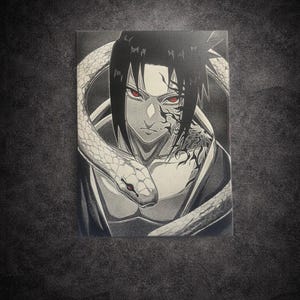 Peut inclure: Illustration en noir et blanc d'un personnage aux yeux rouges avec un serpent enroulé autour du cou. Le personnage a les cheveux noirs et un tatouage. L'image est sur fond gris foncé.