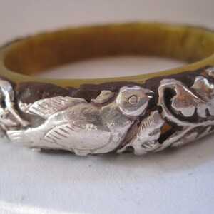 Ethnischer Silber Armreif Vintage Nepali Schmuck Kleines und zierliches Armband aus Nepal mit Silber Tier Overlay über gelbem Resin
