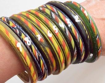Brazalete o pulsera de cristal policromado yemení antiguo