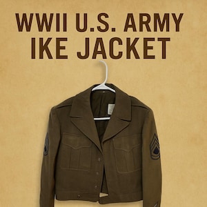 Pode incluir: Casaco Ike do Exército dos EUA da Segunda Guerra Mundial, verde oliva, tamanho 36R, pendurado em um cabide branco. O casaco tem dois bolsos no peito, dois bolsos inferiores e um distintivo de Sargento Técnico na manga. O texto diz "WWII U.S. ARMY IKE JACKET" e "TECH SERGEANT WOOL OD FIELD JACKET."
