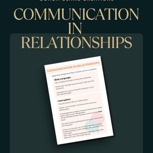 Può includere: Grafica verde scuro con il testo "COACH CLAIRE CREATIONS" e "COMMUNICATION IN RELATIONSHIPS" in oro. Un documento bianco con testo sulla comunicazione nelle relazioni è in primo piano.