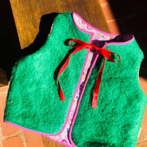 Chaleco reversible verde esponjoso y floral: chaleco reciclado para niños pequeños (2-3 años)