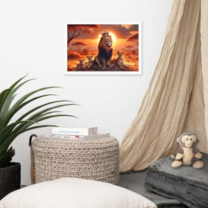 Premium ingelijste poster voor slaapkamer of speelkamer met een leeuwenvader en zijn 3 jongen in de natuur onder de zon in cartoonstijl