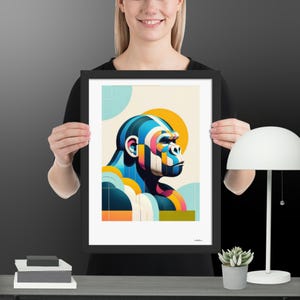 Póster enmarcado en papel mate de un gorila colorido en estilo minimalista para decoración de interiores.