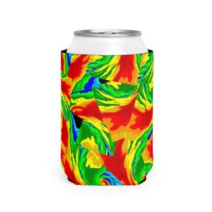 Puede incluir: Un enfriador de latas colorido con un diseño abstracto vibrante. El enfriador presenta un patrón de formas arremolinadas en rojo, amarillo, verde y azul. Diseñado para mantener las bebidas frías.