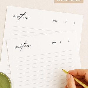 Peut inclure: Feuilles de notes blanches lignées avec le mot « notes » en écriture cursive. Le mot « DATE » est imprimé au-dessus des lignes. Le texte « À IMPRIMER » est imprimé dans un rectangle beige. Un stylo doré est tenu près du papier.