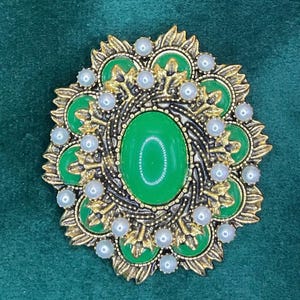 Wunderschöne Vintage Grün und Nachahmung Perle Brosche auf goldfarbenem Metall.