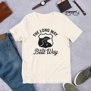 「長い道こそが最善の道」Tシャツ | ヴィンテージハイウェイサインシャツ | ロードトリップTシャツ | レトロアメリカーナ旅行ギフト