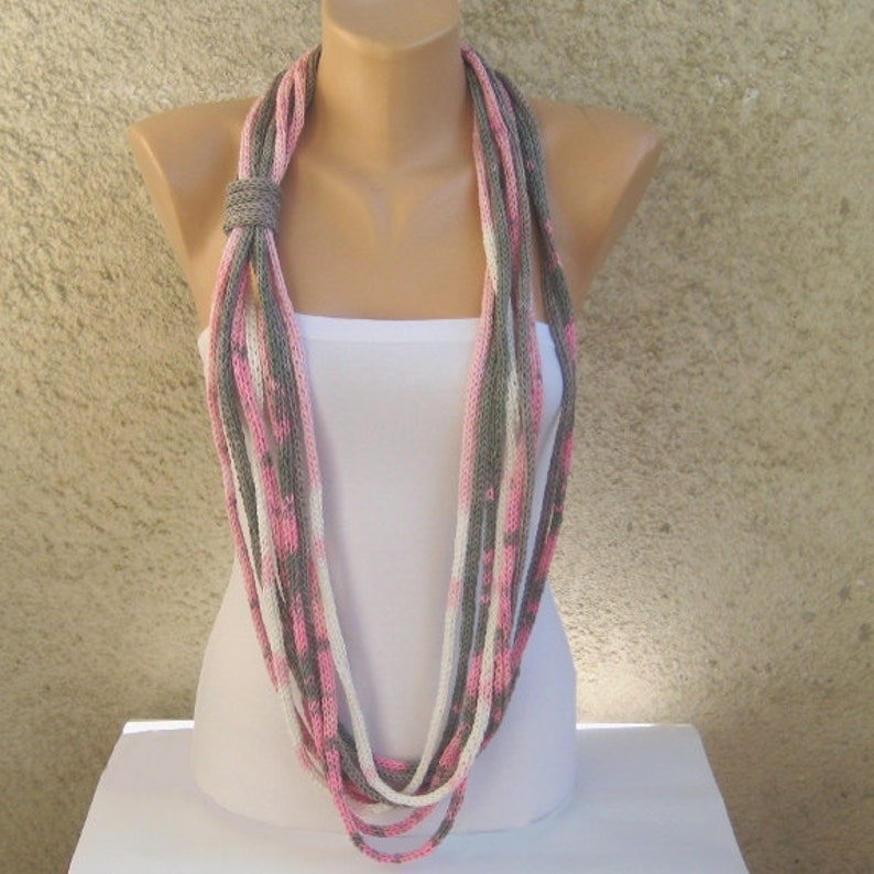 Rope Loop Cotton Scarf Necklace, Circles Pink White Gray Knitted Scarf, Boho Extra Long Infinity Girl Accessories, Trendy Women Gift Idea zdjęcie 3