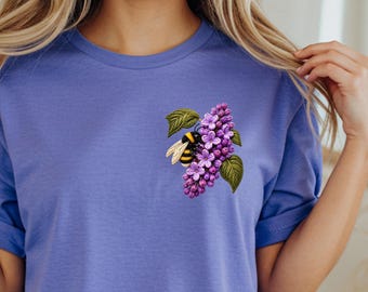 Faux gestickte lila Hummel Shirt, Retro englisches Blumen T-Shirt, Cottagecore Garten T-Shirt, botanische Natur Tshirt, Bienen-Liebhaber-Geschenk-T-Stück