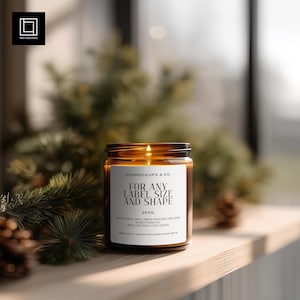 Könnte beinhalten: Ein brennendes, bernsteinfarbenes Glas-Kerzenglas mit einem weißen Etikett mit der Aufschrift "FOR ANY LABEL SIZE AND SHAPE". Die Kerze ist 250g und steht auf einer Holzoberfläche mit Tannennadeln und Zapfen im Hintergrund. Die Kerze ist mit "100IMOCKUPS & CO." beschriftet.