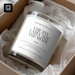 Puede incluir: Un tarro de vela de vidrio transparente con un borde plateado y una etiqueta blanca que dice "FOR ANY LABEL SIZE AND SHAPE". La vela está en una caja de cartón con papel de seda blanco. La etiqueta también dice "250G".