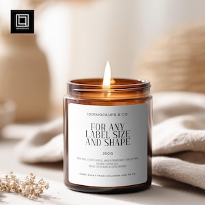 以下が含まれることがあります： 「FOR ANY LABEL SIZE AND SHAPE」と書かれた白いラベルが付いた、点灯した琥珀色のガラスのキャンドルジャー。キャンドルは250gで、天然エッセンシャルオイルとコーヒー豆から作られています。