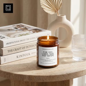 Amberkleurige glazen kaars mockup, etiket voor brandende pot (PSD), luxe minimalistische boho-scène, Photoshop smart object, herfst gezellig interieur design template (POD)