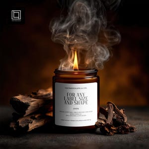 Puede incluir: Un tarro de vela de vidrio marrón encendido con una etiqueta blanca que dice "FOR ANY LABEL SIZE AND SHAPE" y "250G". El humo se eleva de la llama. Trocitos de madera y palitos marrones oscuros están en primer plano.