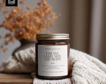 Maqueta de vela en tarro ámbar (PSD, PNG, JPG) – Tapa de metal dorado sobre tejido de punto otoñal acogedor