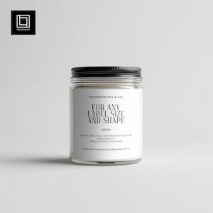 Può includere: Un barattolo di vetro trasparente con coperchio nero, contenente una candela. L'etichetta recita "FOR ANY LABEL SIZE AND SHAPE" e "250G". Il barattolo è su uno sfondo grigio chiaro. Il testo "1001MOCKUPS & CO." è nella parte superiore dell'etichetta.