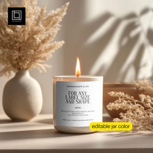 Könnte beinhalten: Eine brennende weiße Kerze in einem transparenten Glas, mit einem Etikett mit der Aufschrift "FOR ANY LABEL SIZE AND SHAPE" und "250g". Im Hintergrund befinden sich eine Vase mit getrockneten Pflanzen und eine Holzschale.